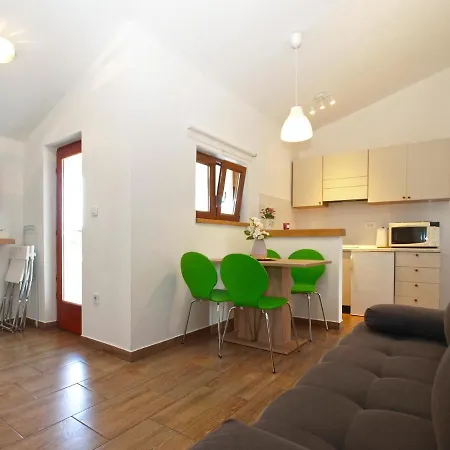 Apartman Robert 1690 *