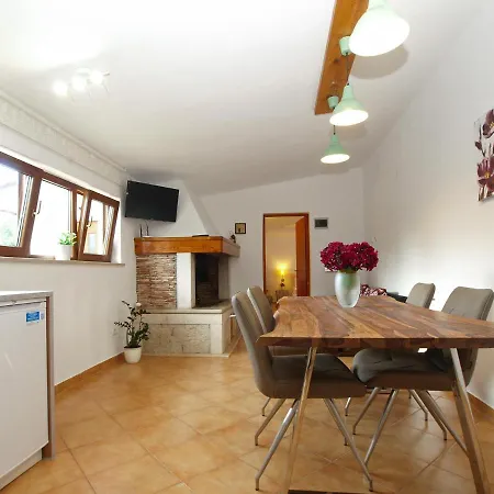 Robert 1690 Apartman