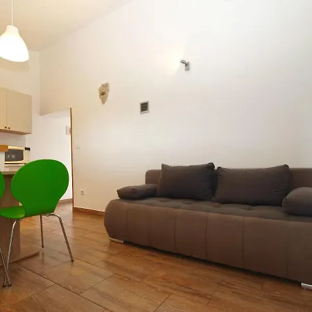 Robert 1690 Apartman *