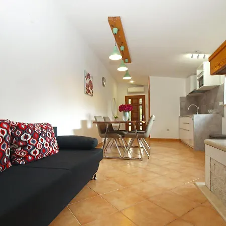 Robert 1690 Apartmán *